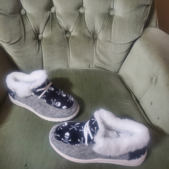 Ladies Skull House Shoes - Picture 1 of 4